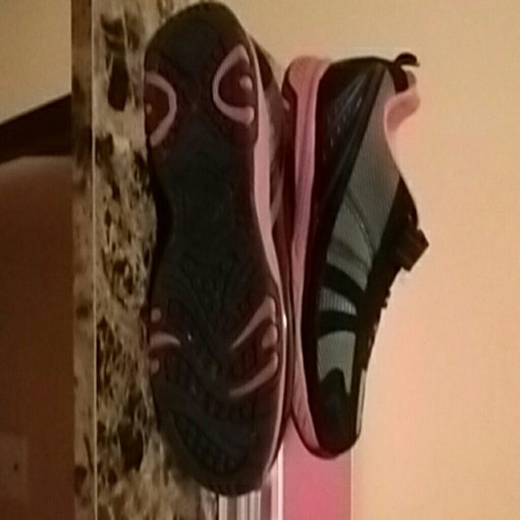 Shoes - Picture 2 of 4