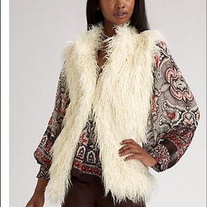 💕HP 12/25/15 "Winter Essentials"💕Faux Fur Vest