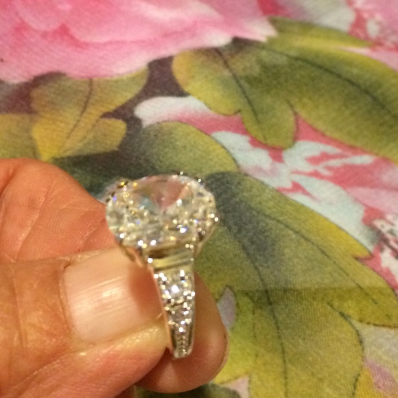 Brilliant "LIND" cut AAA CZ ENGAGEMENT RING - Picture 2 of 4
