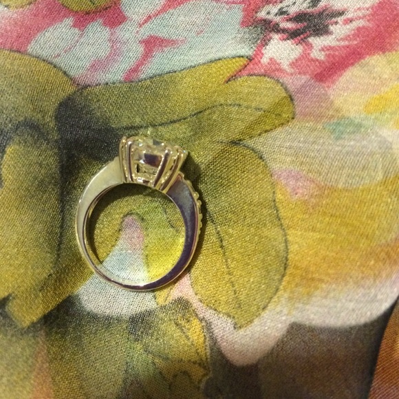 Brilliant "LIND" cut AAA CZ ENGAGEMENT RING - Picture 3 of 4