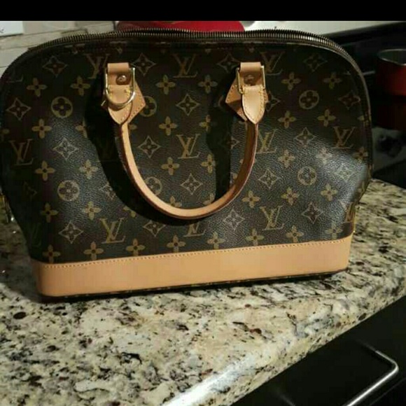 NON AUTHENTIC Louis Vuitton purse