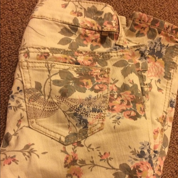 Skinny jeans with flower design