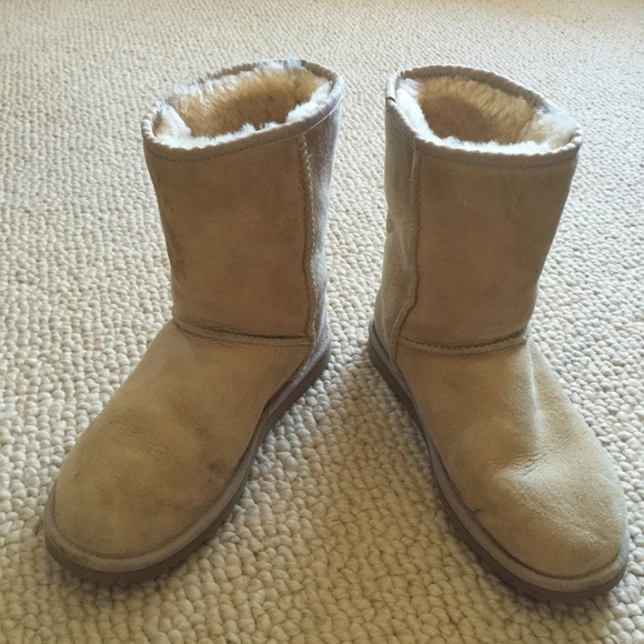 Ugg Short Boot - Picture 2 of 4