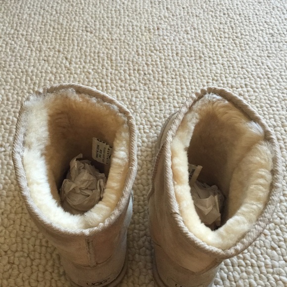 Ugg Short Boot - Picture 3 of 4