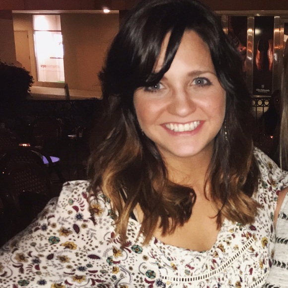 Meet your Posher, Lauren - Picture 2 of 3