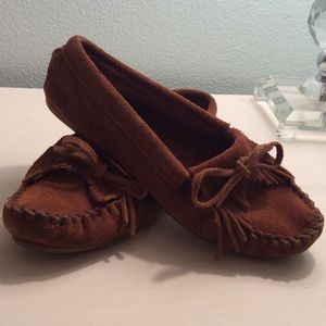MINNETONKA Brown Moccasins