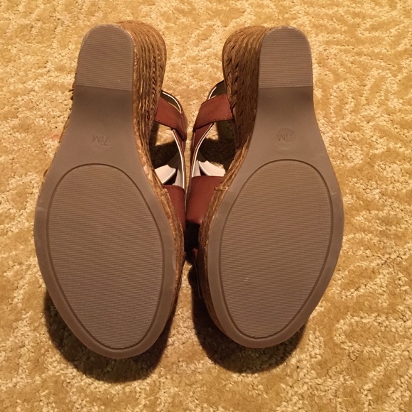 ⚡️FLASG SALE. NEW GUESS wedges size 7.5 - Picture 4 of 4