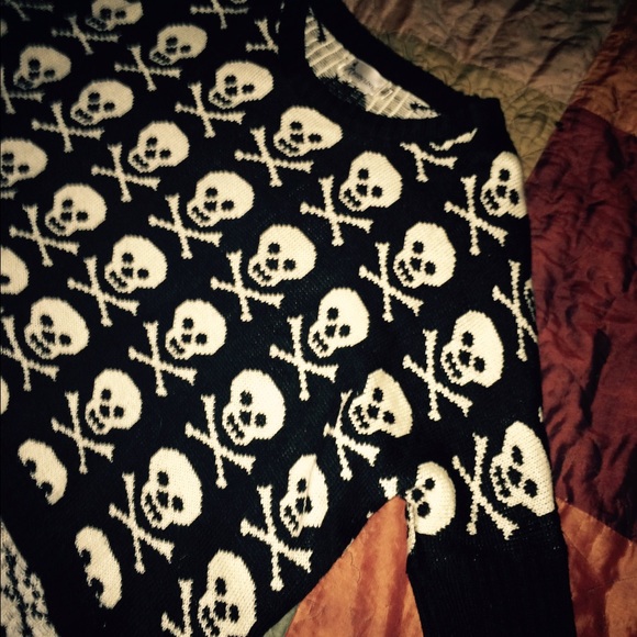 Body Line Skull Sweater