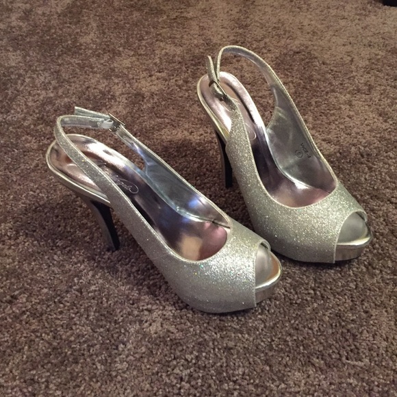 Silver sparkly heels - Picture 1 of 4