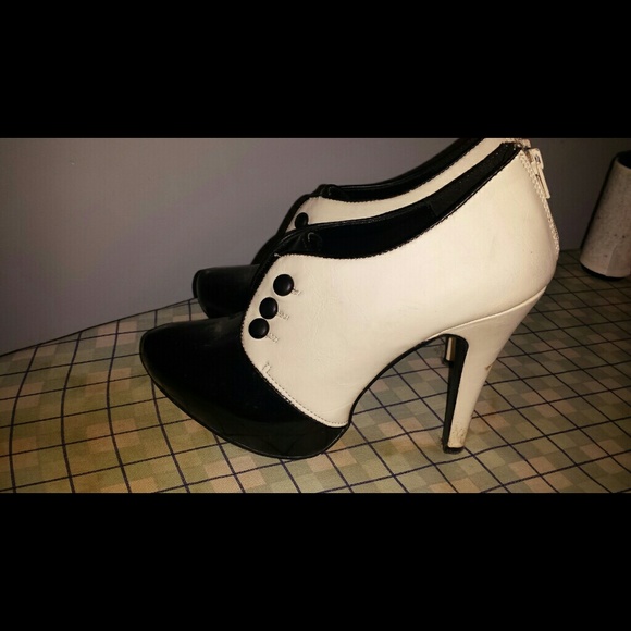 Shoe for sale. Would make great for Halloween.