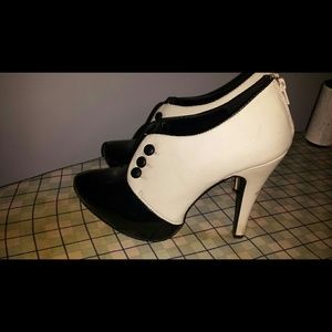 Shoe for sale. Would make great for Halloween.