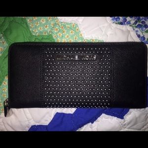 Michael Kors Microstud Continental Zip Wallet🎀