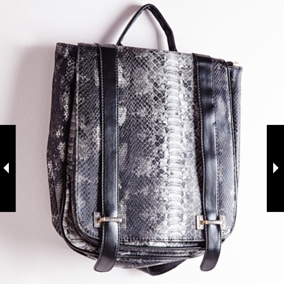 SNAKE CONTRAST BUCKLE BACKPACK PURSE