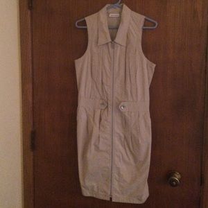 Sleeveless khaki dress with pockets