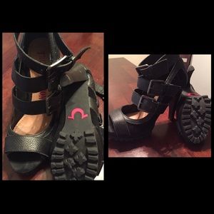 True Religion Brand Shoes Size 10 USA/ 40 women's