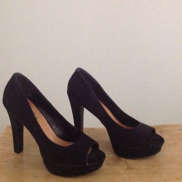 Black (faux) suede platform peep toe pumps