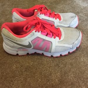 Nike dual fusion sneakers