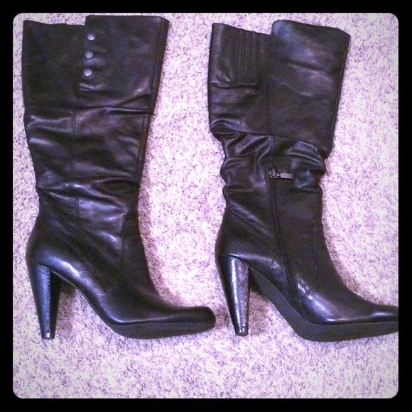 Black leather Guess boots