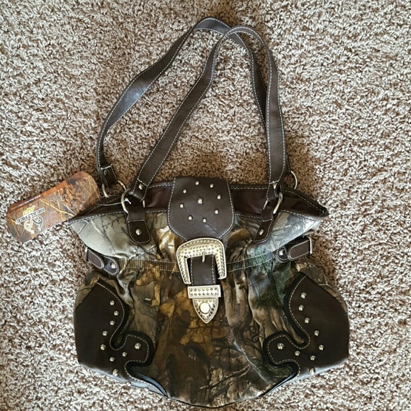 Brand new with tags. Camo purse. Very cute!