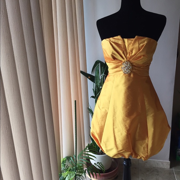 🎉 Goldish-yellow strapless cocktail dress.