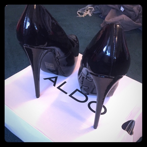 Brand new never worn Aldo heels