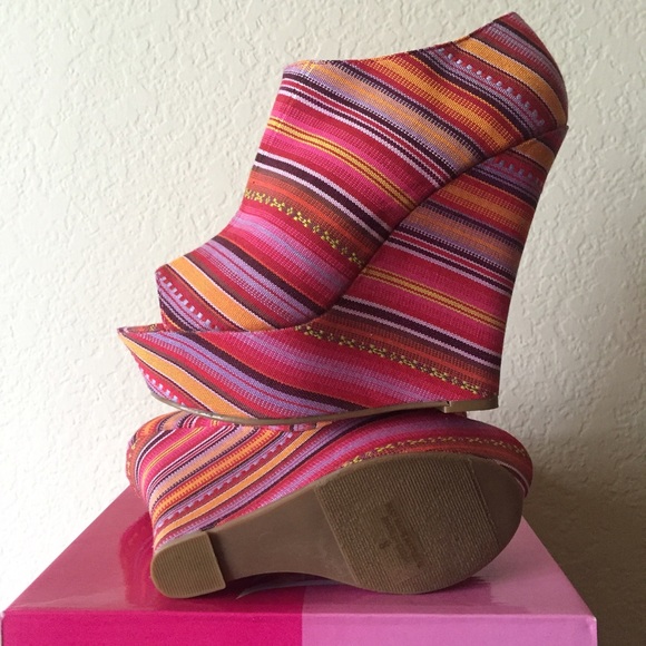 Fuchsia Tribal - Picture 2 of 2