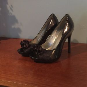 Carlos Santana's black pumps