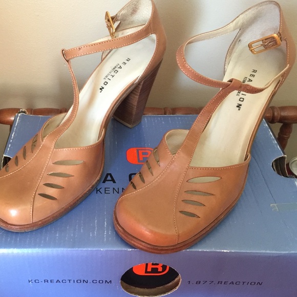 Kenneth Cole reaction nude heels