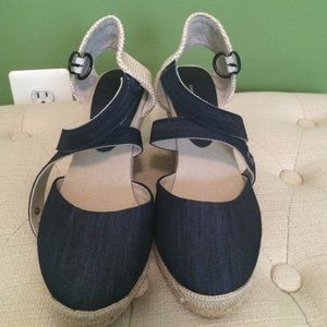 Gorgeous Navy Crisscross strap Wedges