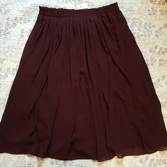 LOFT Dresses & Skirts - Pleated Loft skirt, with pockets
