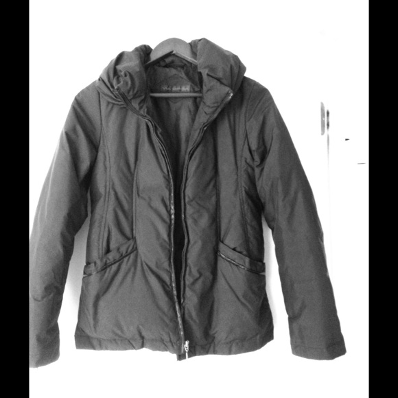 Puffer black coat with Leather trimming.