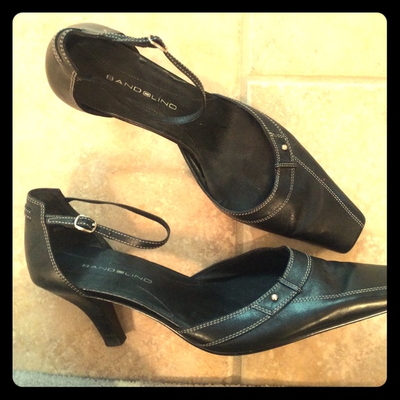 Bandolino contrast-stitch ankle strap pump