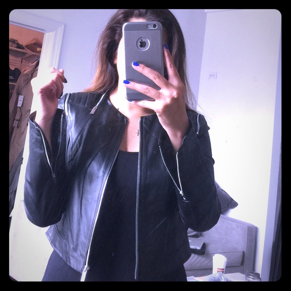 Gorgeous cropped black leather jacket!😍. 💰Sale💰