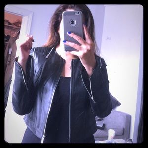 Gorgeous cropped black leather jacket!😍. 💰Sale💰
