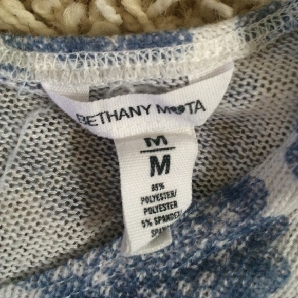 Adorable flowy graphic tank with keyhole in back. - Picture 3 of 4