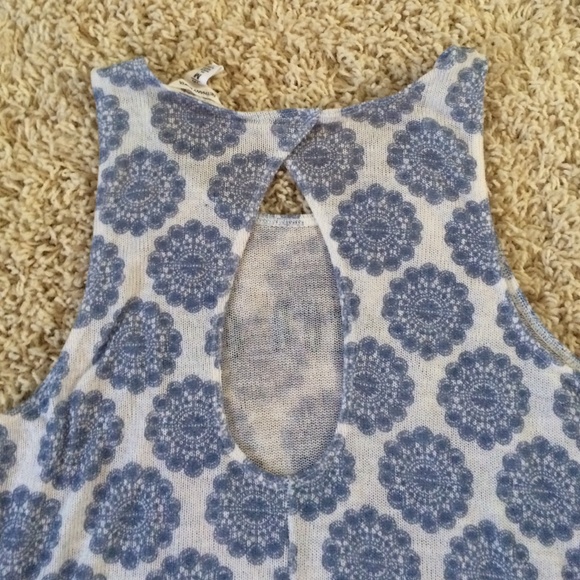 Adorable flowy graphic tank with keyhole in back. - Picture 4 of 4