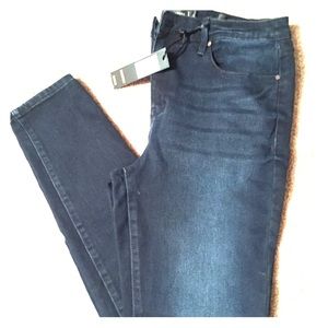 HOLD @nicel27 Dark wash Kardashian Khloe fit jeans