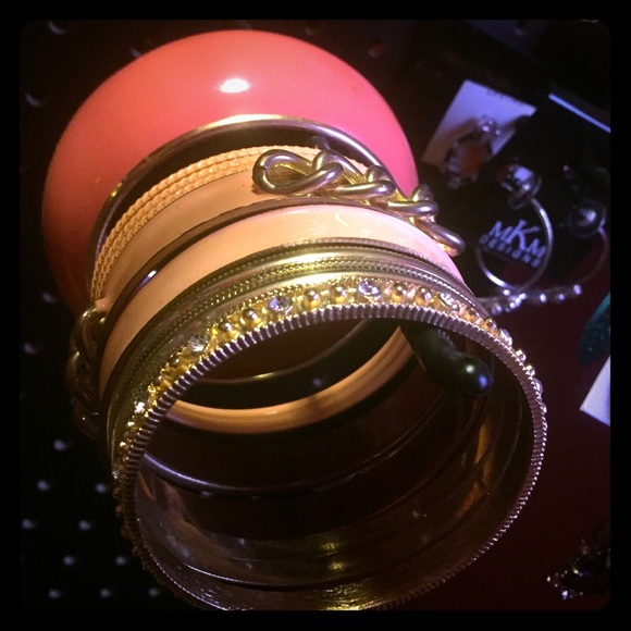 Bracletes