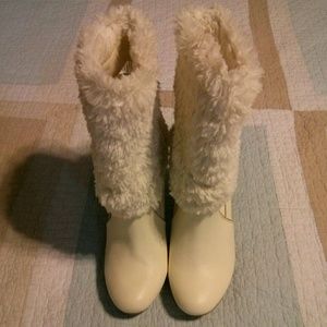 Jennifer Lopez faux fur boots!