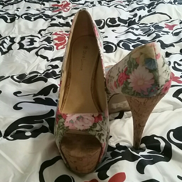 Beautiful Floral Print Peep Toe Pumps