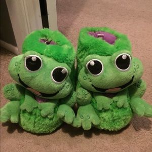 Frog slippers! 🐸