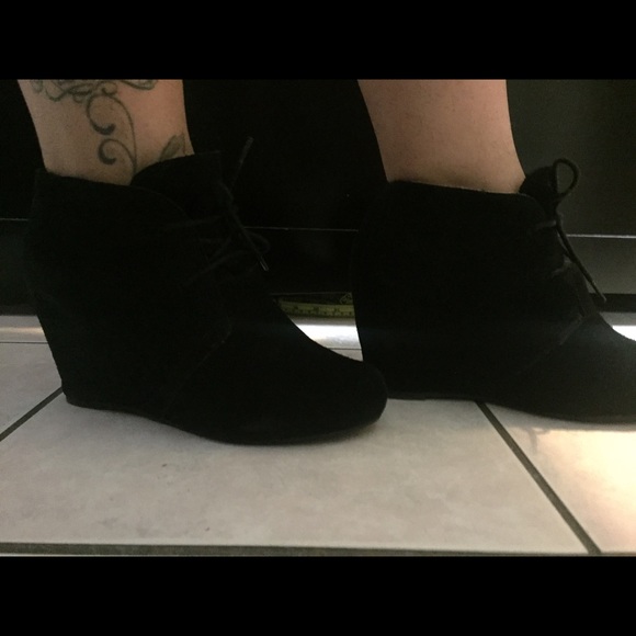 DV wedge booties