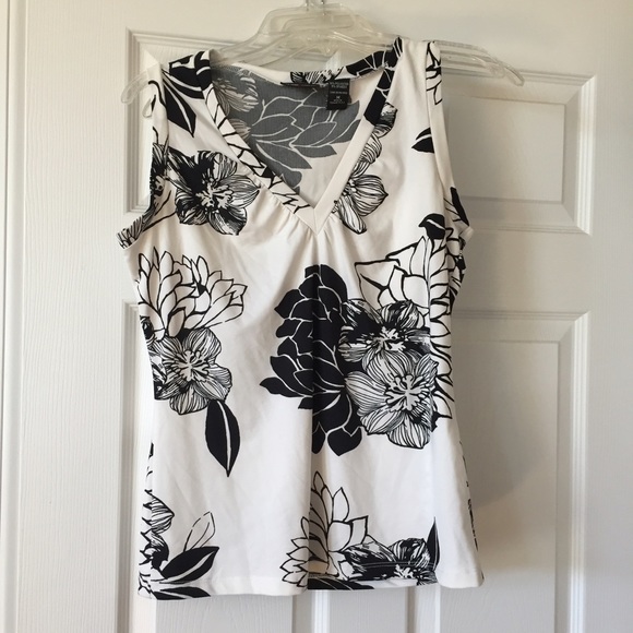 Pretty black and white floral top!