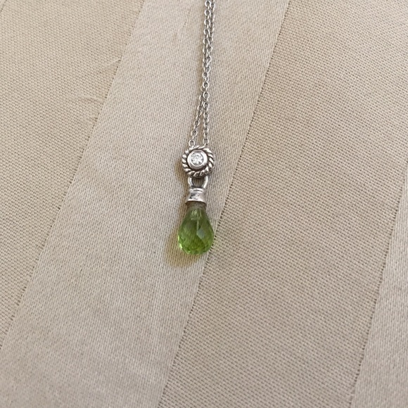 Short necklace with real diamond and green stone !