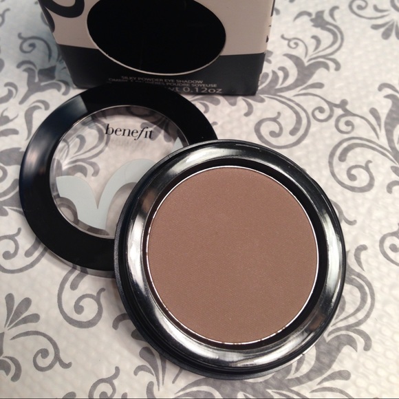Benefit silky powder eye shadow in Bossy
