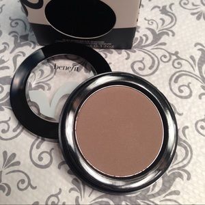 Benefit silky powder eye shadow in Bossy