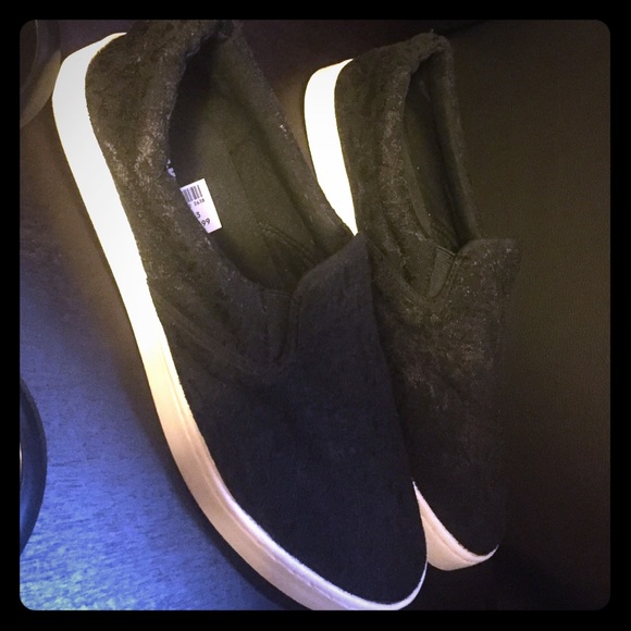 Laced shoes
