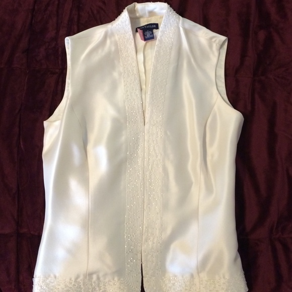 Lovely Ann Taylor silk cream sleeveless top.