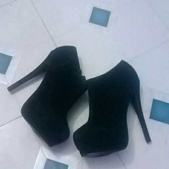 ✨SOLD✨ ✴NEW LISTING✴ Black Booties Heels