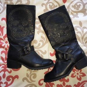 Adorable skull boots 🎀